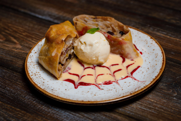 Яблочный штрудель с шариком мороженого